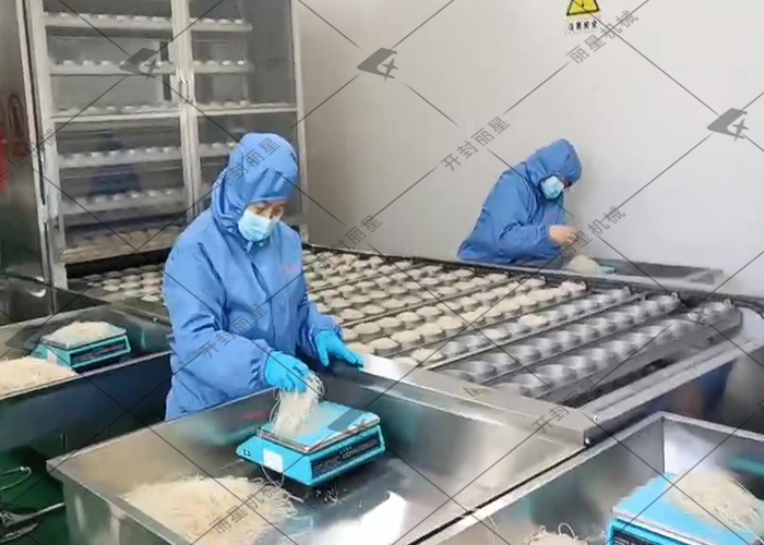 走进河北客户场地，见证星空官方网页版
酸辣粉生产线试机运行